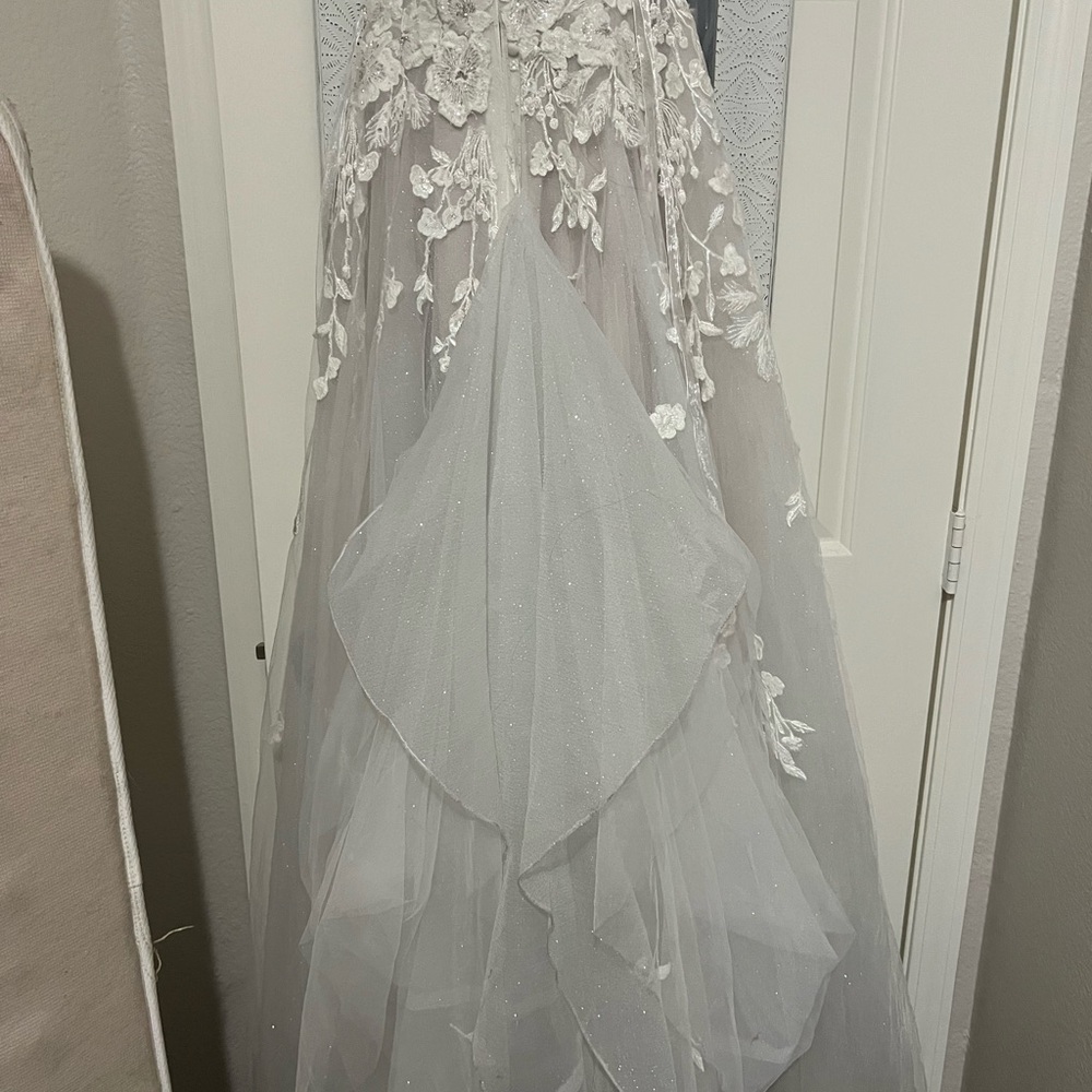 Elegant White Lace Gowns - image 1